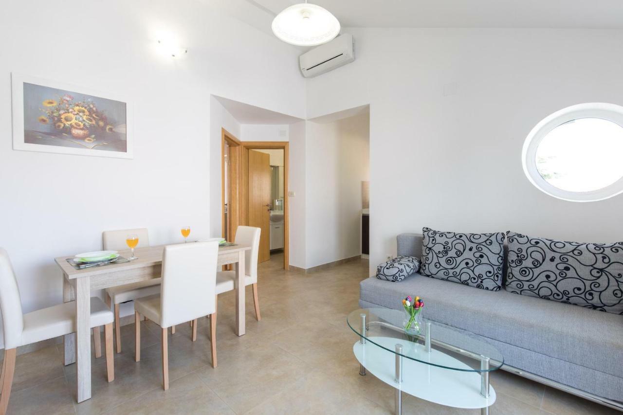 Apartments Nino Malinska Esterno foto