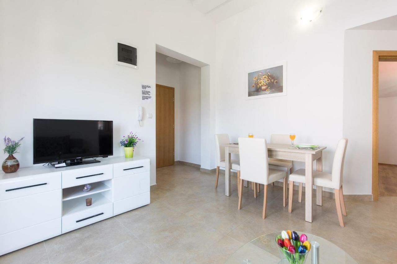 Apartments Nino Malinska Esterno foto